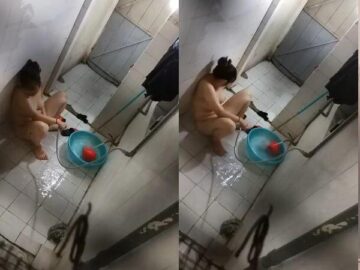 Quay lén em hàng xóm thủ dâm lúc tắm sướng co dật